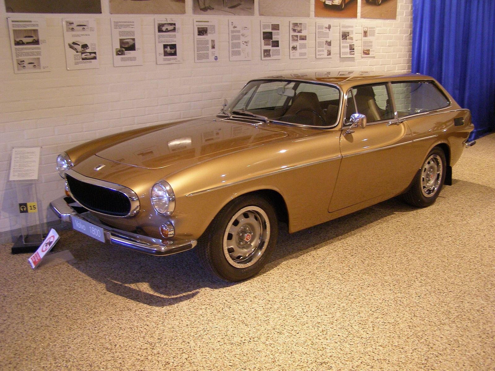 Volvo 1800 ES в экспозиции музея Volvo в Гётеборге, на стене за машиной висят документы
