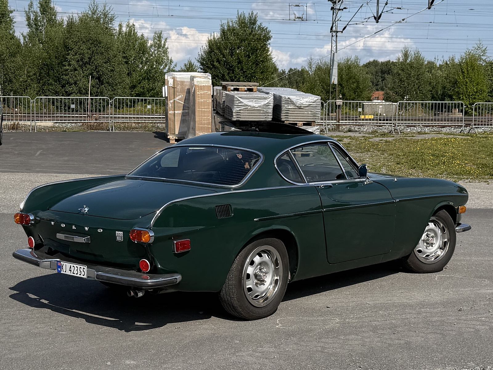 Volvo P1800, купе 1971 года, вид сзади сбоку: покатый фастбэк без задней двери